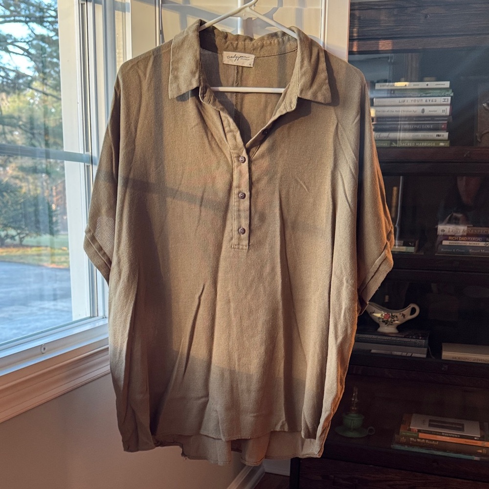 Carly Jean Los Angeles Short Sleeve Top